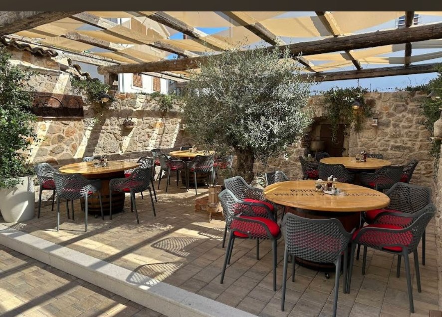 Terasa restorana s maslinom